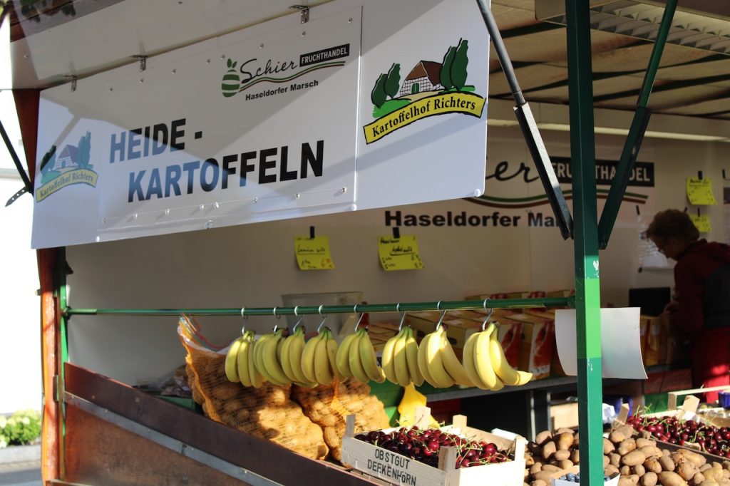 Bild Verkaufsstand Seitenansicht mit Bananen, Kirschen und Kartoffeln
