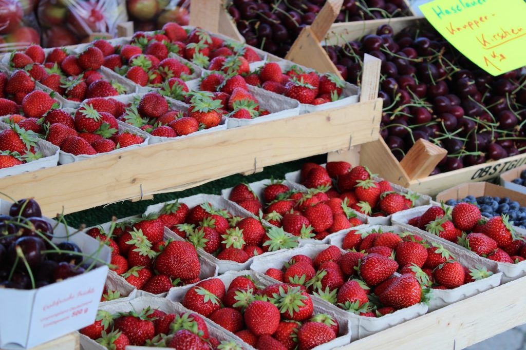 Bild Obstsortiment mit Erdbeeren und Kirschen